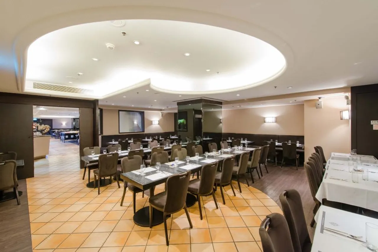 Empire Hotel Hong Kong - Wan Chai — rooms and atmosphere