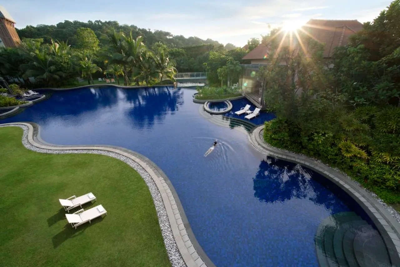 Resorts World Sentosa - Equarius Hotel — rooms and atmosphere