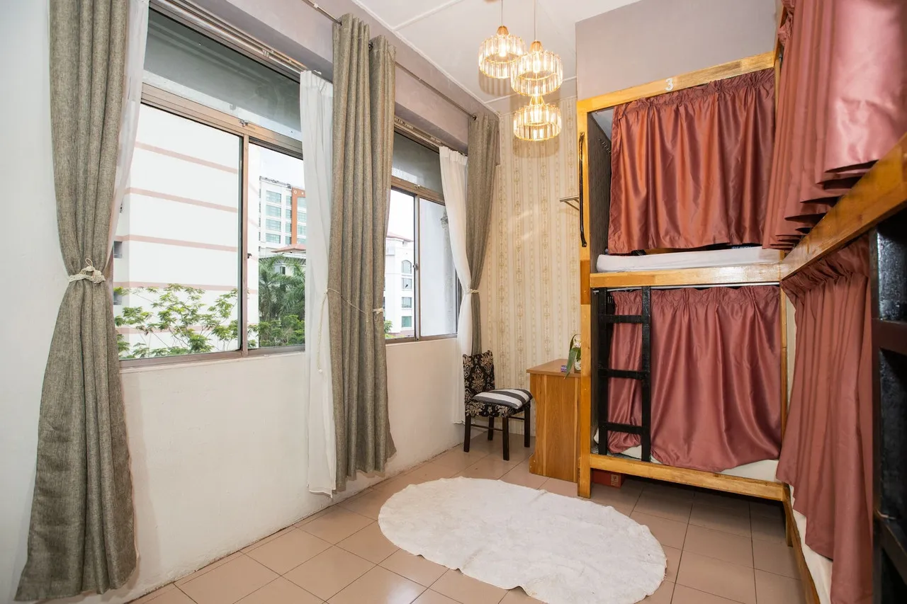 Escape Backpackers KK — rooms and atmosphere