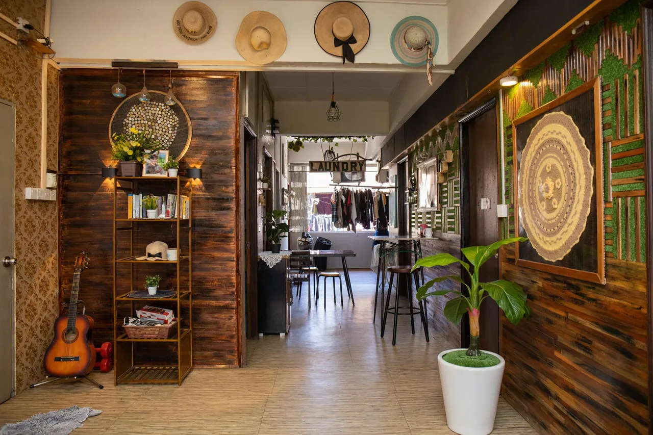 Escape Backpackers KK — rooms and atmosphere