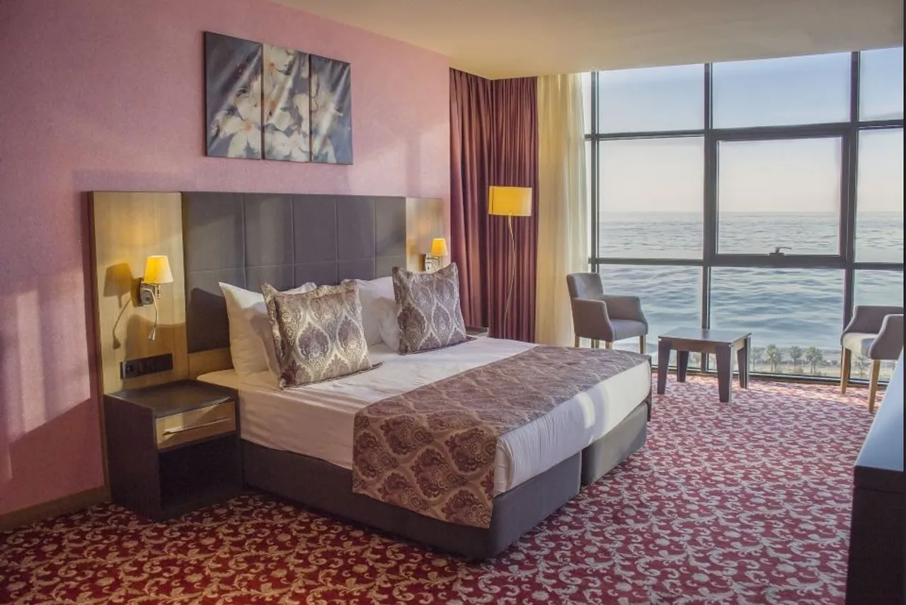 Euphoria Batumi Convention & Casino Hotel — rooms and atmosphere