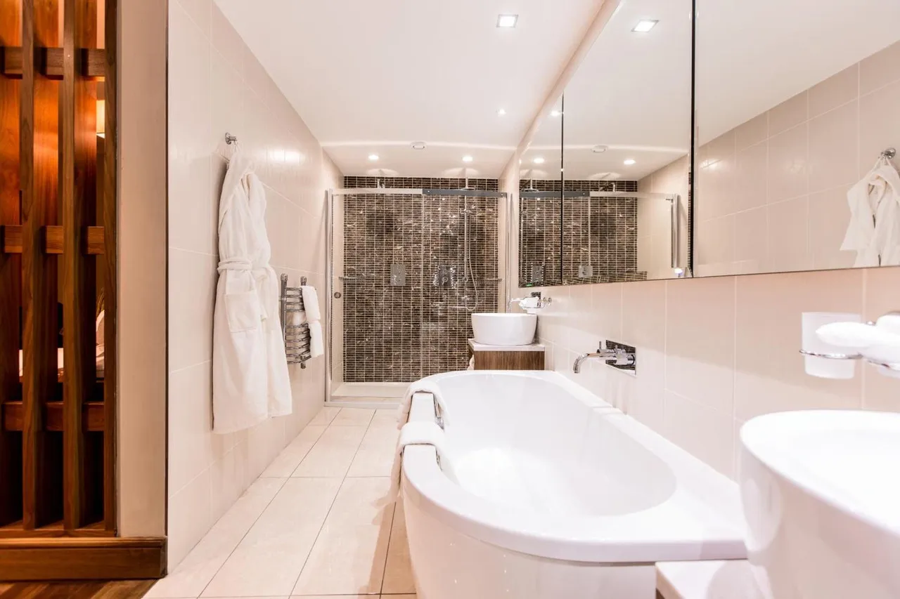 Europa Hotel Belfast — rooms and atmosphere