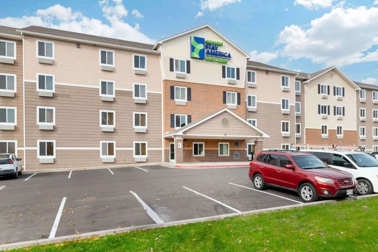 Extended Stay America Select Suites - Kansas City - Stadium — rooms and atmosphere