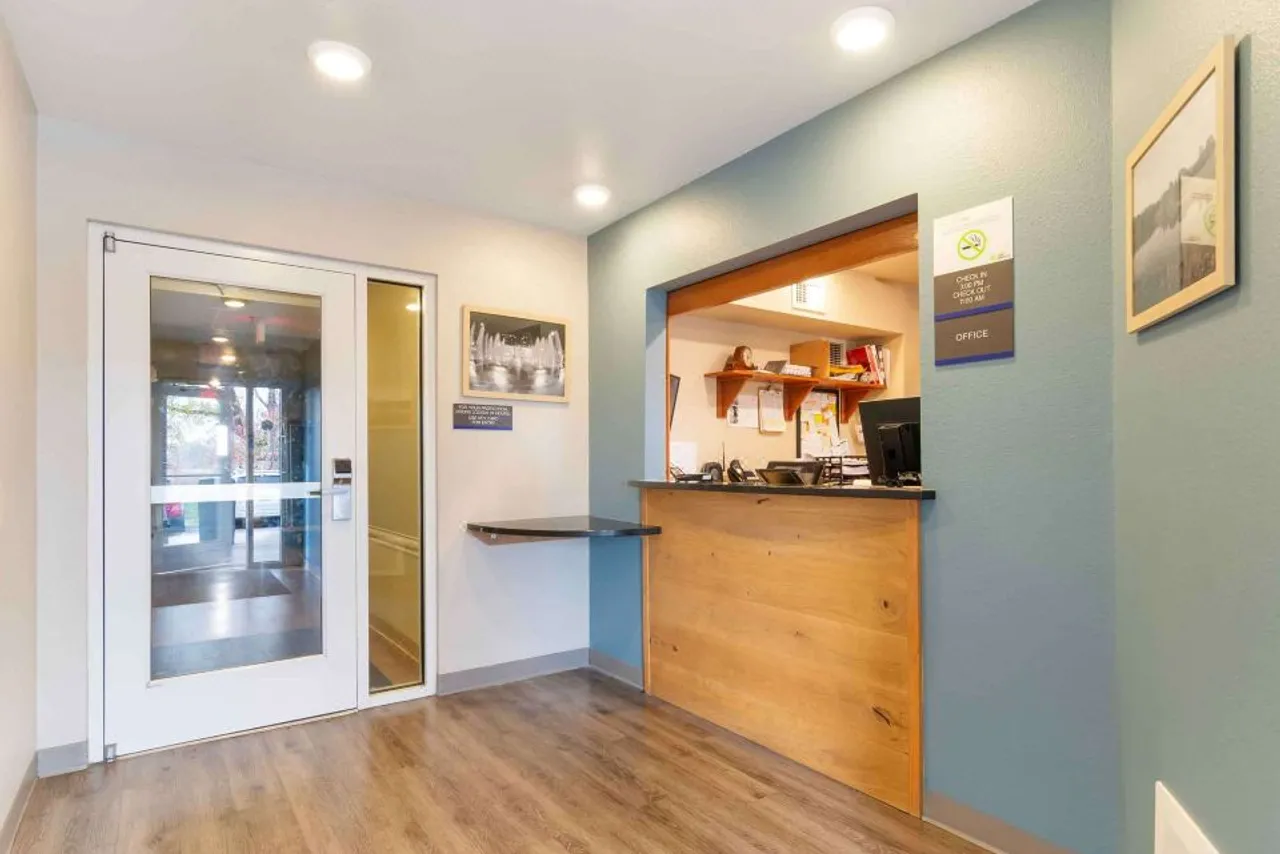 Extended Stay America Select Suites - Kansas City - Stadium — rooms and atmosphere