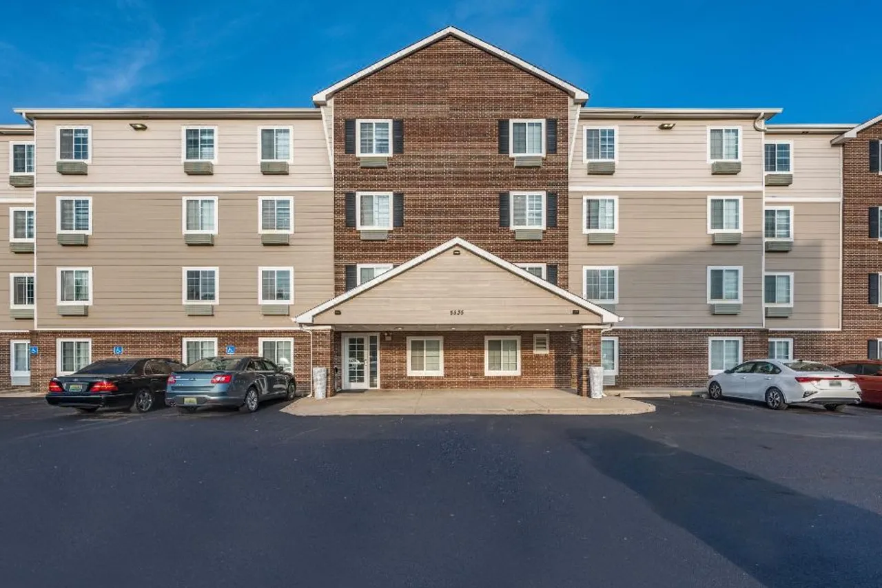 Extended Stay America Select Suites - Kansas City - Stadium — rooms and atmosphere