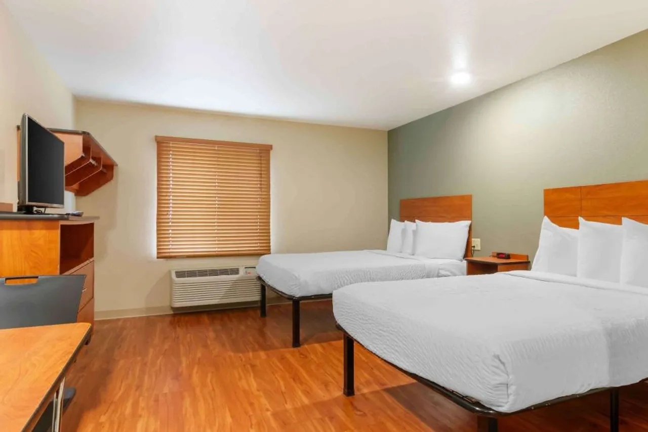 Extended Stay America Select Suites - Kansas City - Stadium — rooms and atmosphere