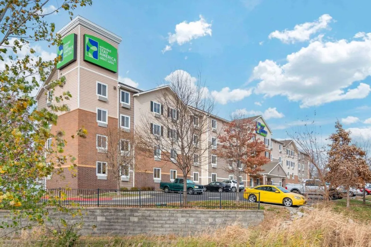 Extended Stay America Select Suites - Kansas City - Stadium — rooms and atmosphere