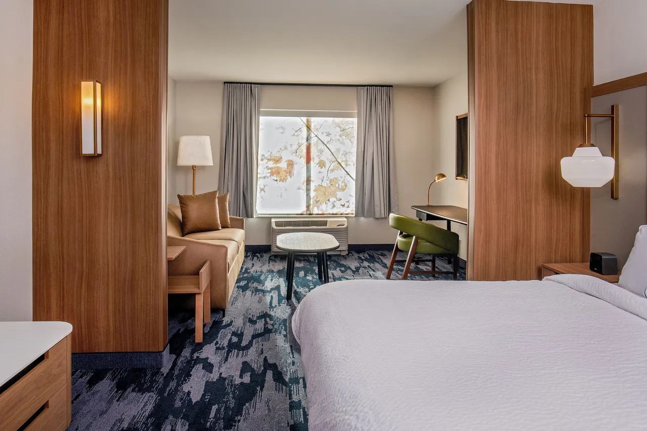 Fairfield Inn & Suites by Marriott Boston Walpole — rooms and atmosphere