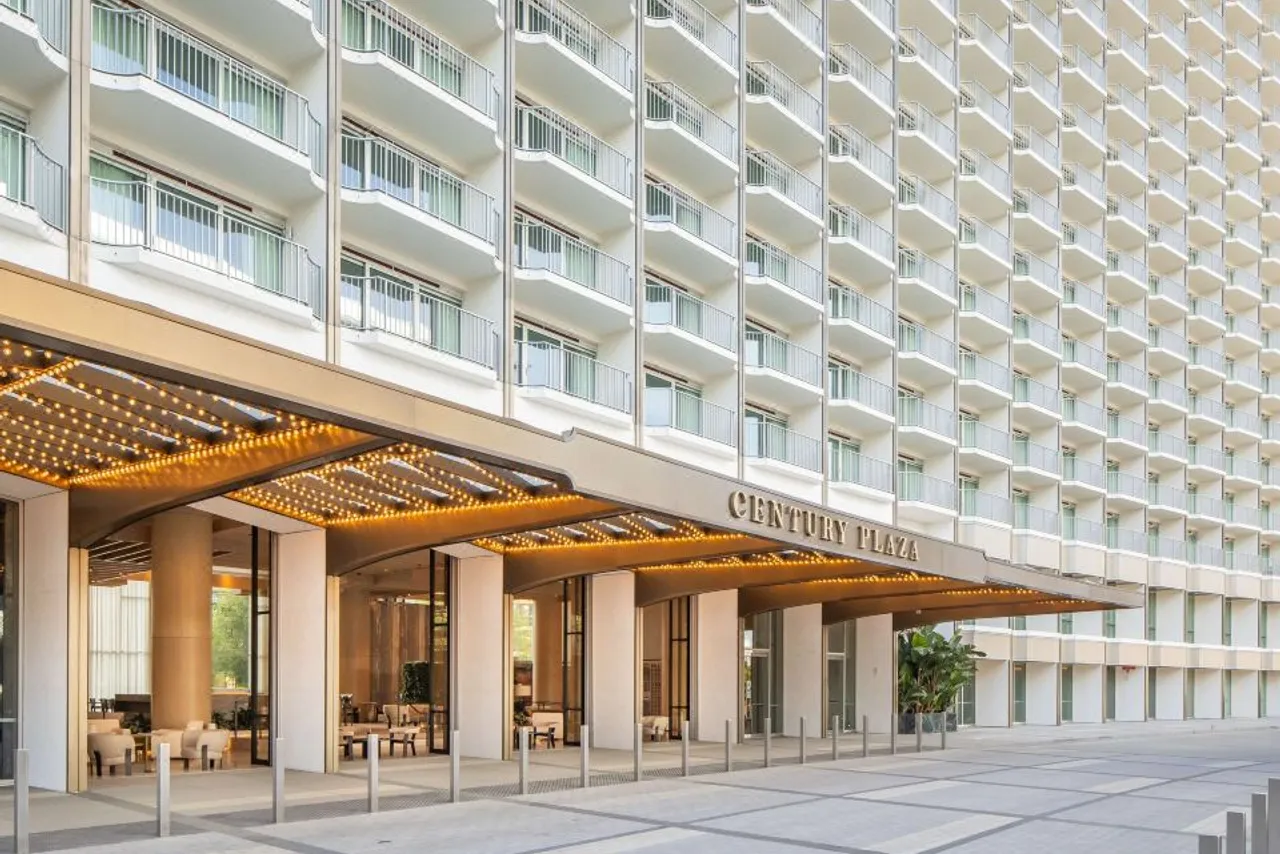 Fairmont Century Plaza — rooms and atmosphere