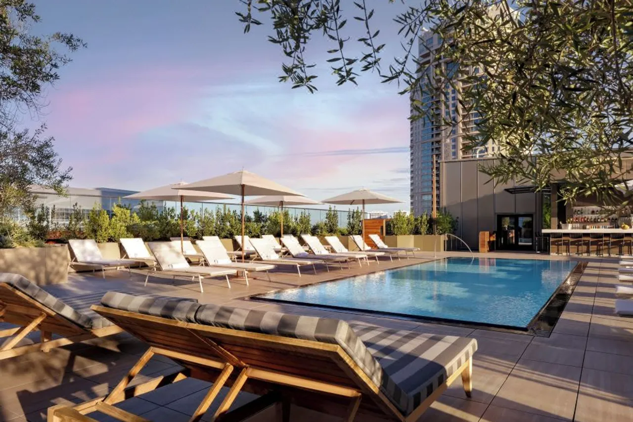 Fairmont Century Plaza — rooms and atmosphere