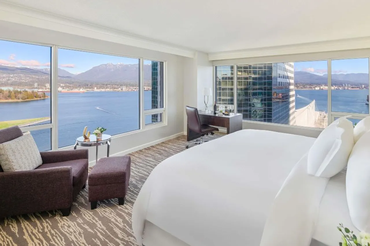Fairmont Waterfront — rooms and atmosphere