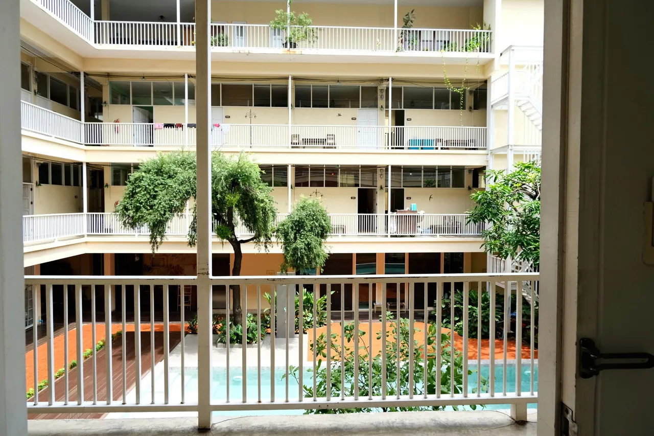 Feung Nakorn Balcony Rooms and Cafe — rooms and atmosphere