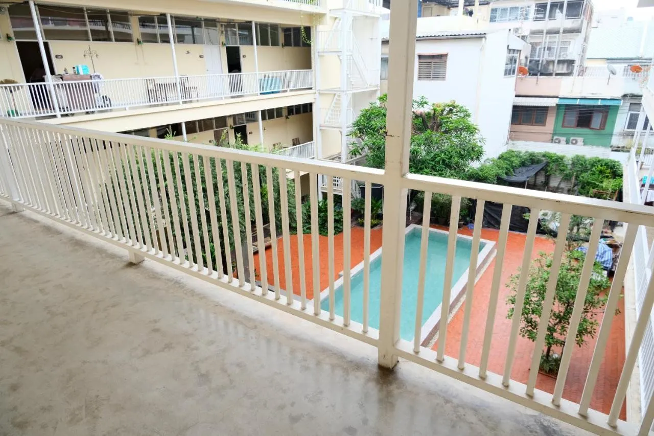 Feung Nakorn Balcony Rooms and Cafe — rooms and atmosphere