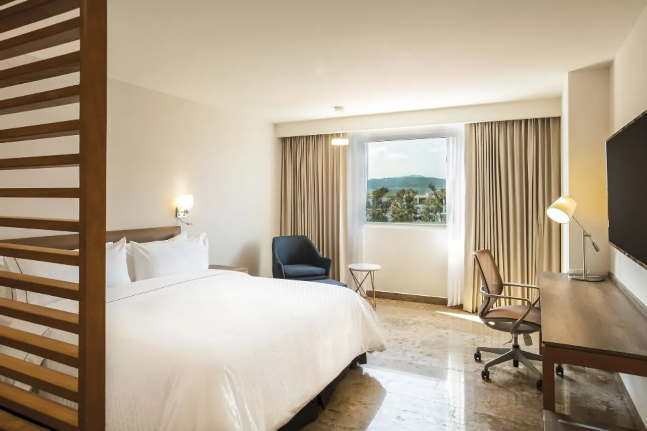 Fiesta Inn Guadalajara Periferico Poniente — rooms and atmosphere