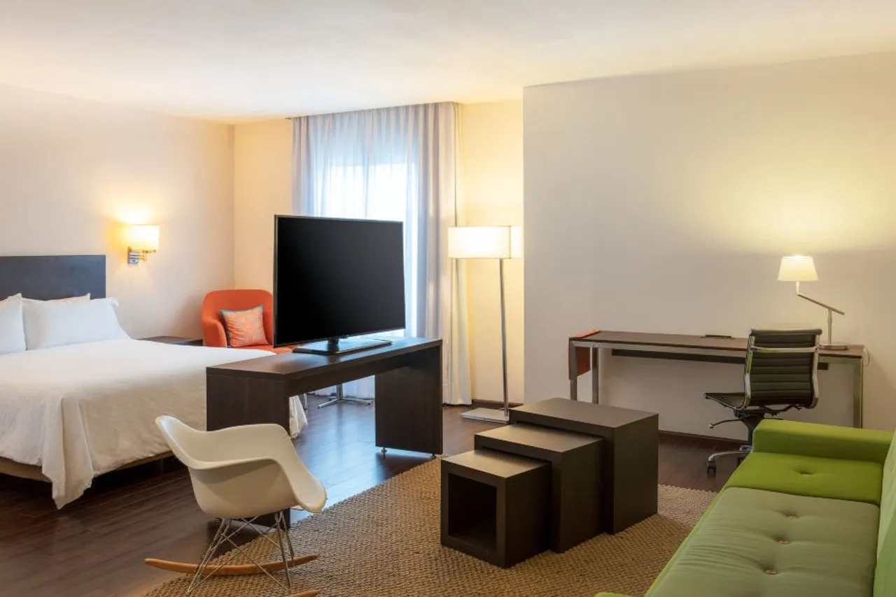 Fiesta Inn Monterrey Fundidora — rooms and atmosphere
