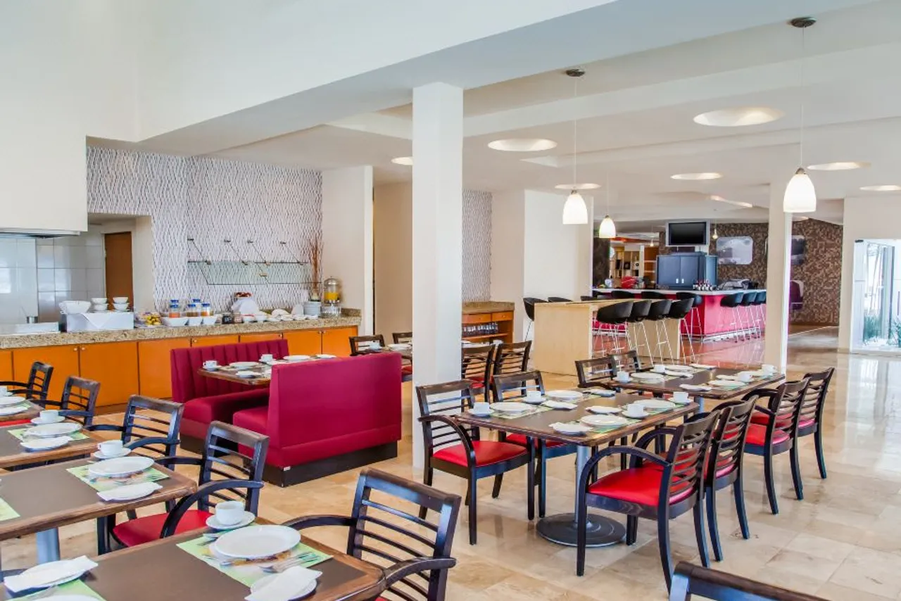 Fiesta Inn Monterrey Fundidora — rooms and atmosphere