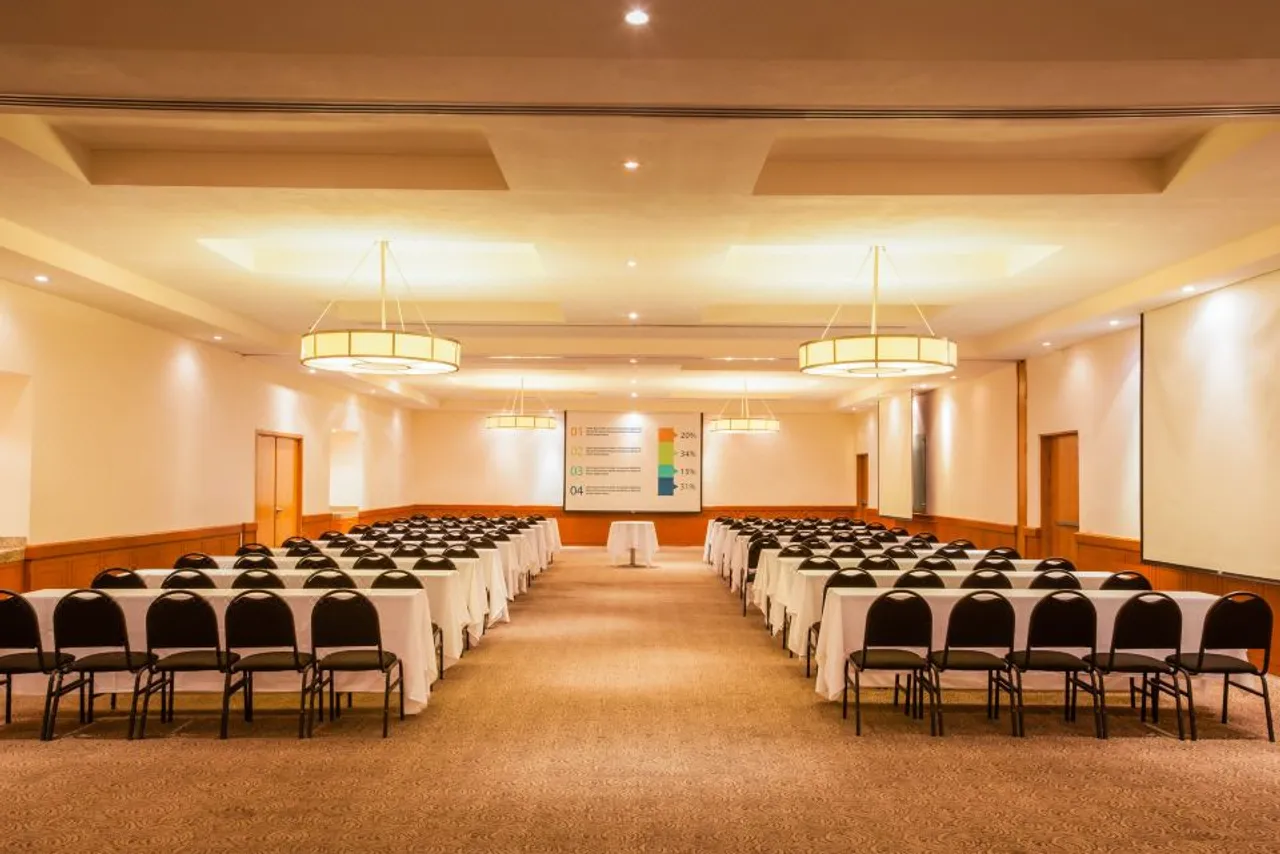 Fiesta Inn Monterrey Fundidora — rooms and atmosphere