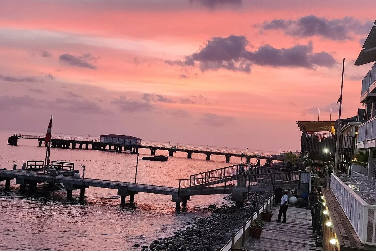 Fort Young Hotel &amp; Dive Resort — rooms and atmosphere