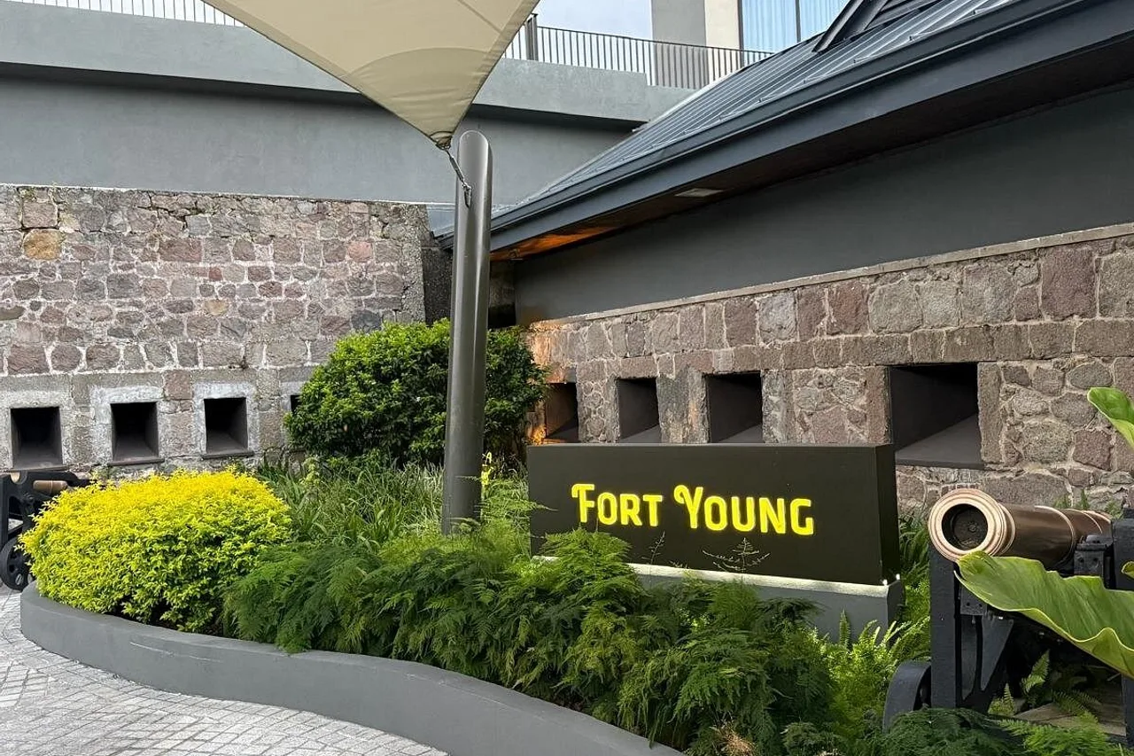 Fort Young Hotel &amp; Dive Resort — rooms and atmosphere
