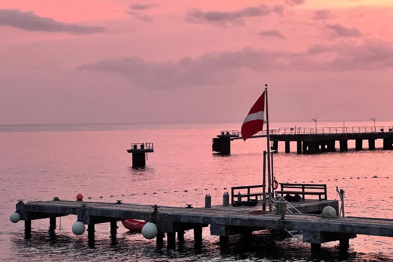 Fort Young Hotel &amp; Dive Resort — rooms and atmosphere