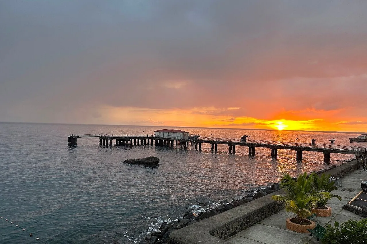 Fort Young Hotel &amp; Dive Resort — rooms and atmosphere