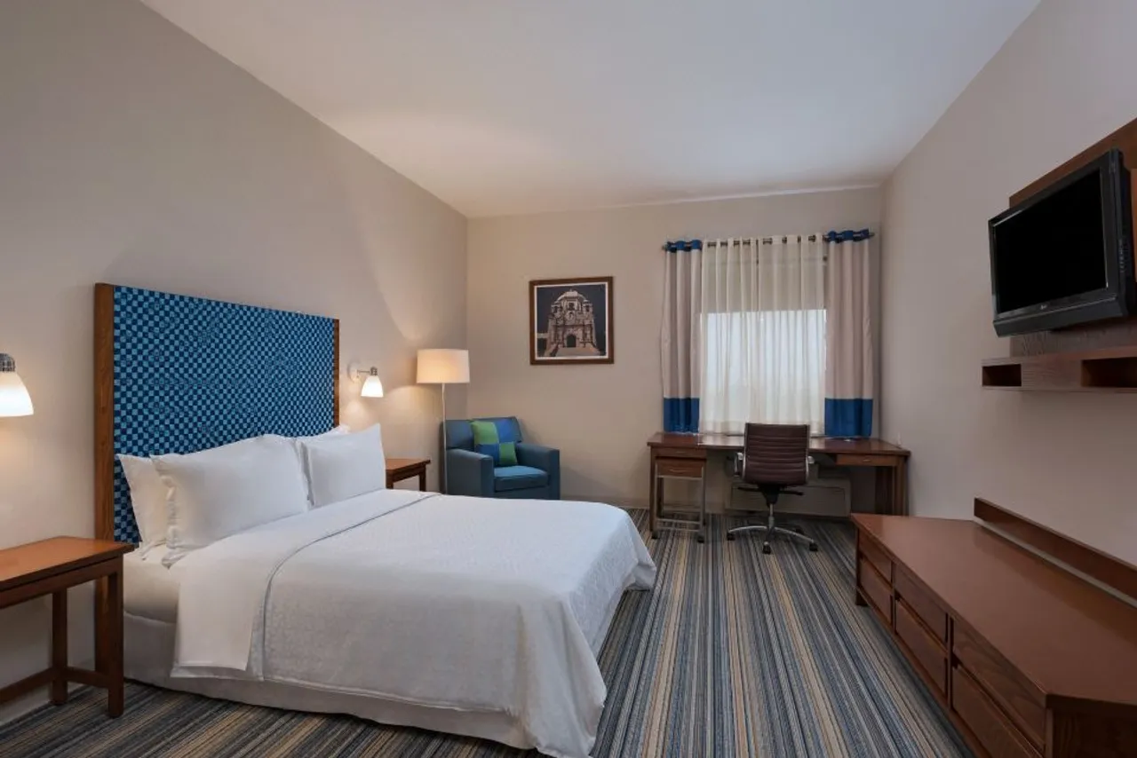 Four Points by Sheraton Monterrey Linda Vista — rooms and atmosphere