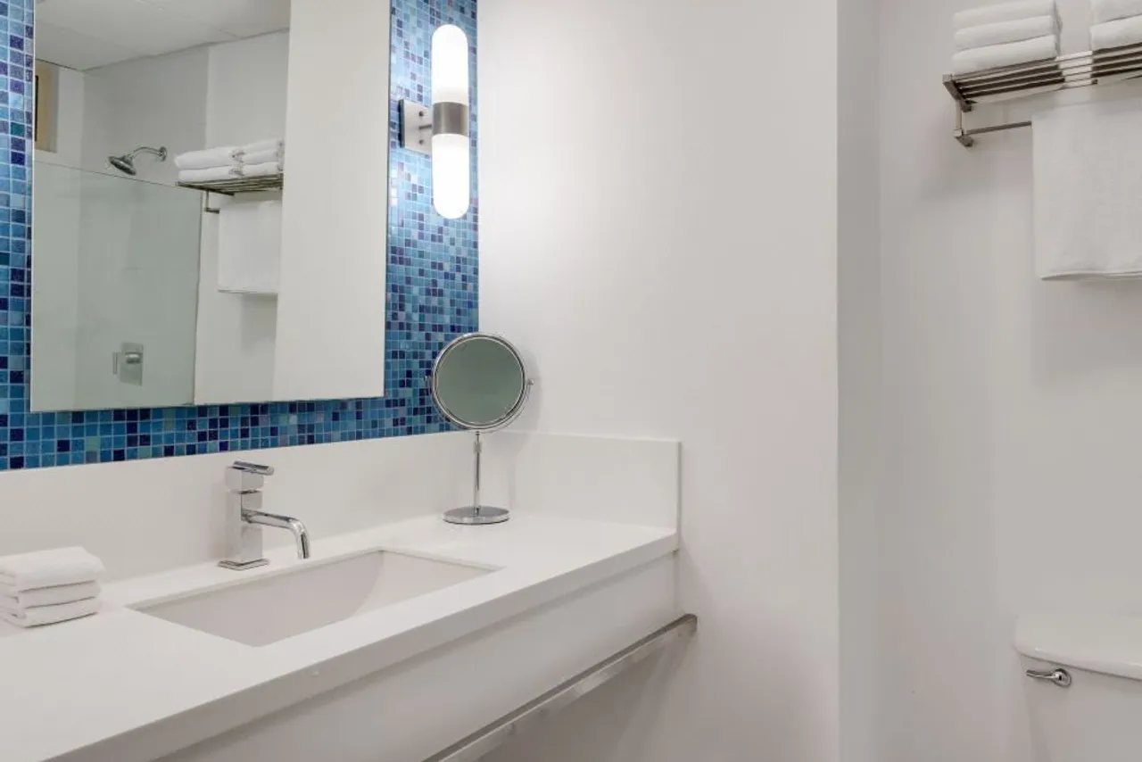 Four Points by Sheraton Monterrey Linda Vista — rooms and atmosphere