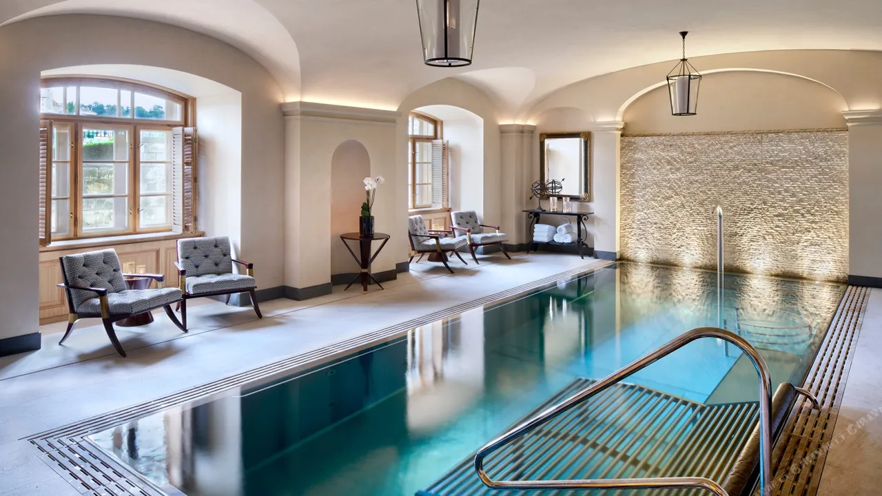 Four Seasons Hotel Prague — ภาพห้องพักและบรรยากาศ