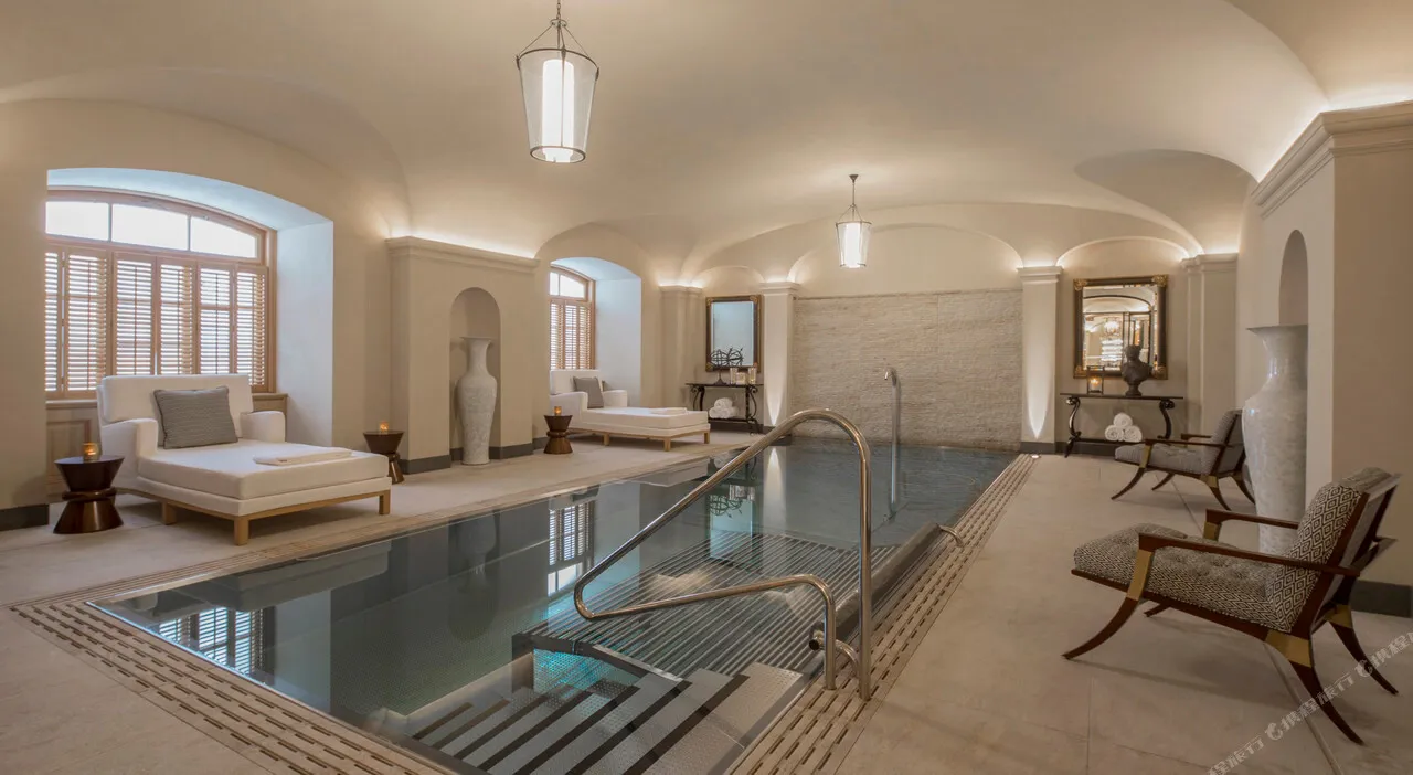 Four Seasons Hotel Prague — ภาพห้องพักและบรรยากาศ