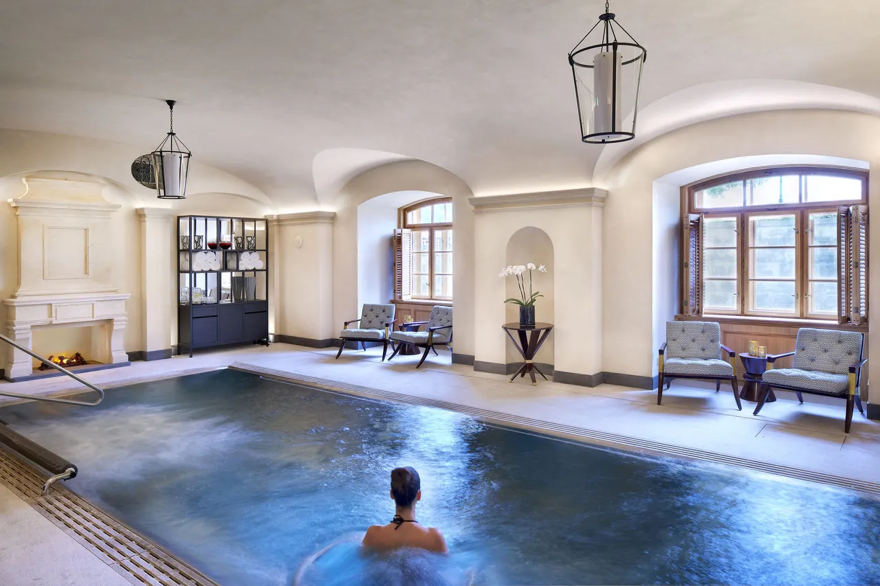 Four Seasons Hotel Prague — ภาพห้องพักและบรรยากาศ