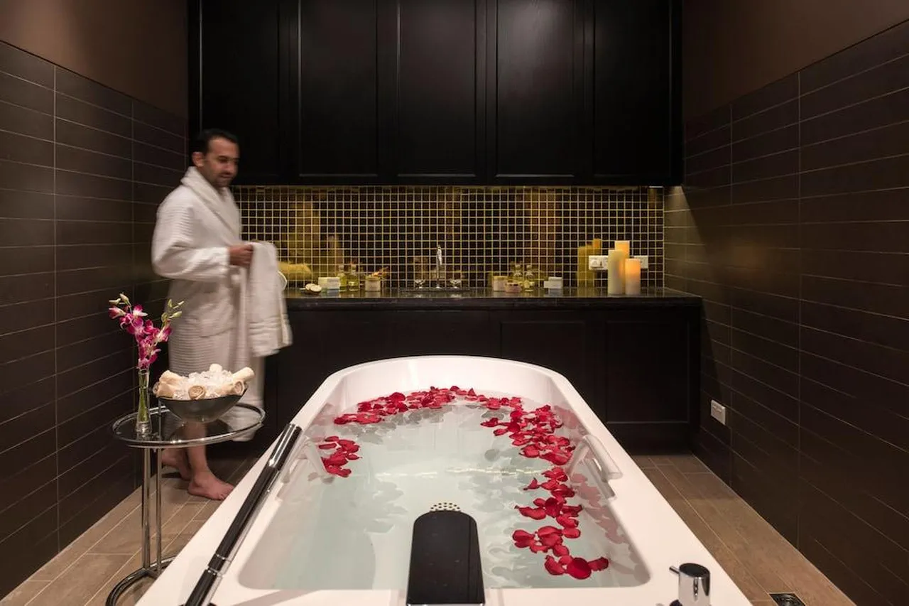 Four Seasons Hotel Riyadh at Kingdom Centre — ภาพห้องพักและบรรยากาศ