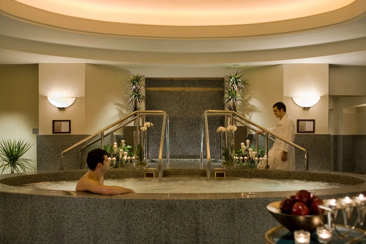 Four Seasons Hotel Riyadh at Kingdom Centre — ภาพห้องพักและบรรยากาศ