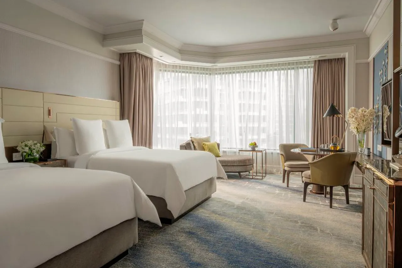 Four Seasons Hotel Singapore — rooms and atmosphere