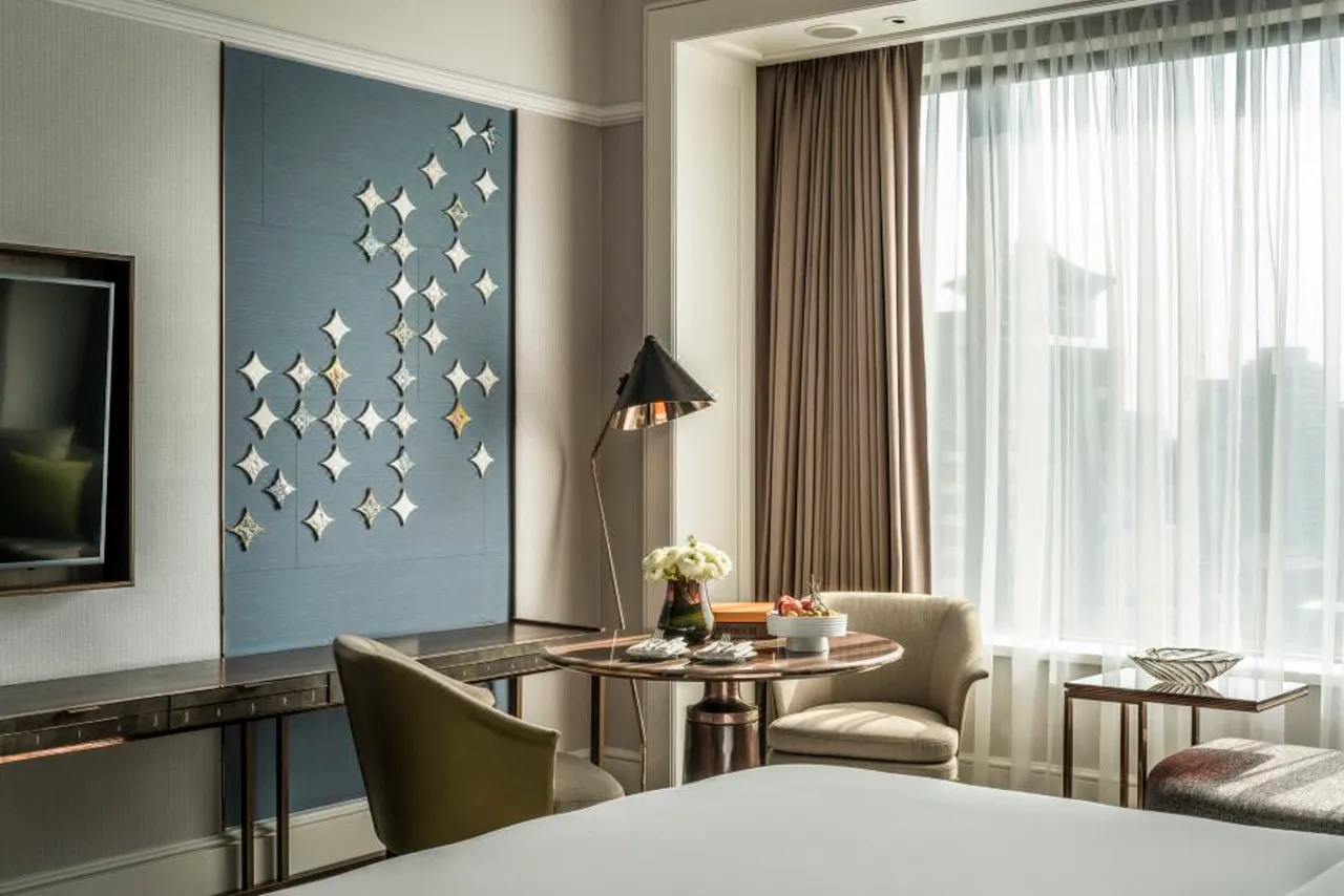 Four Seasons Hotel Singapore — rooms and atmosphere