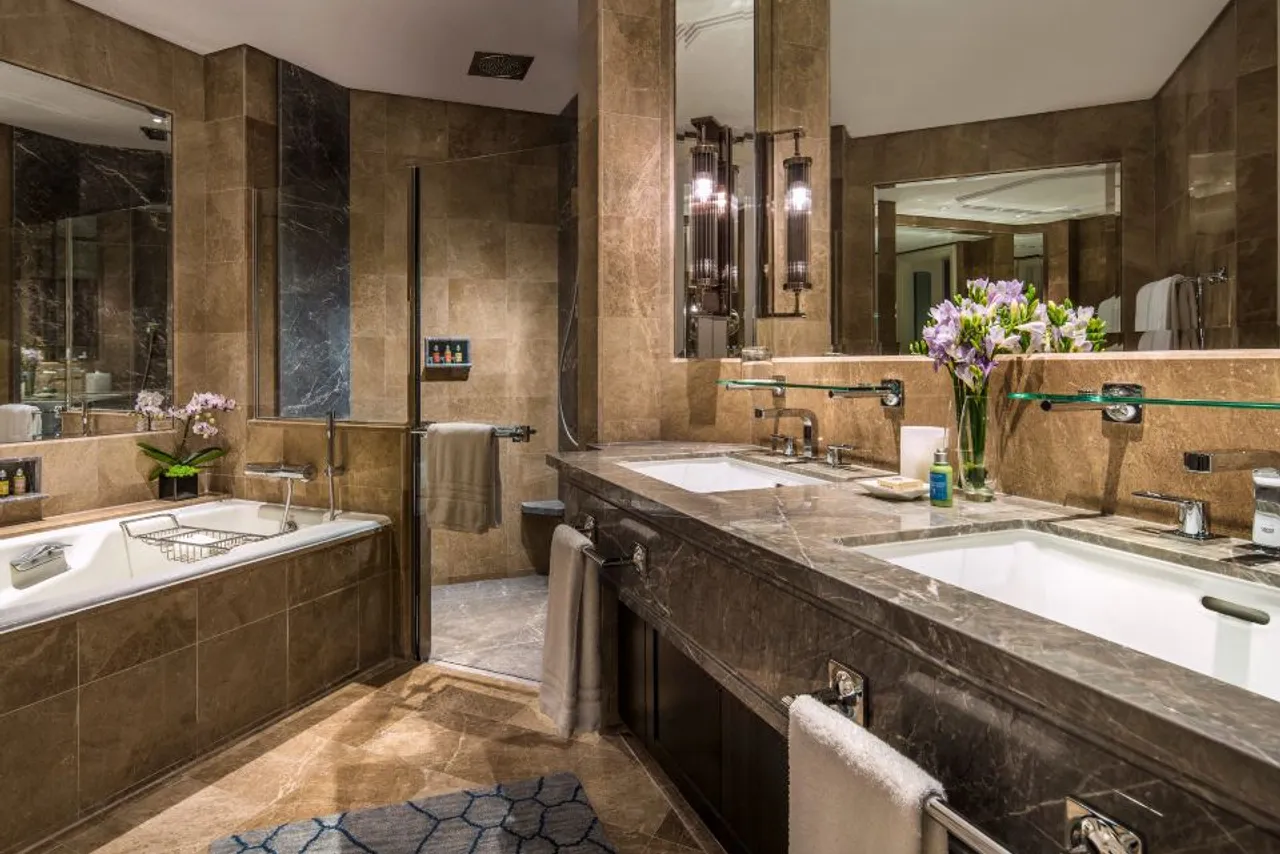 Four Seasons Hotel Singapore — rooms and atmosphere