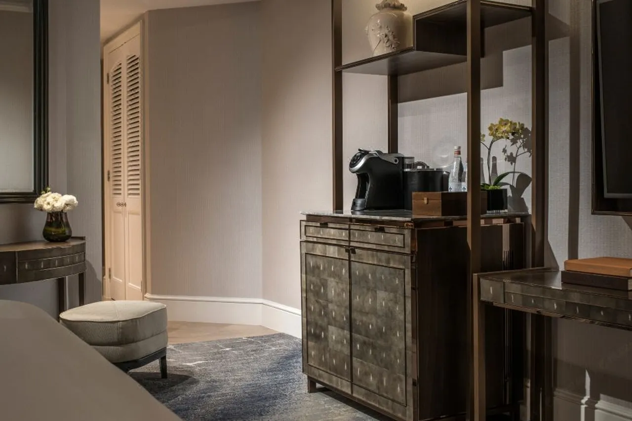 Four Seasons Hotel Singapore — rooms and atmosphere
