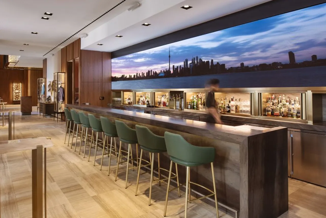 Four Seasons Hotel Toronto — rooms and atmosphere