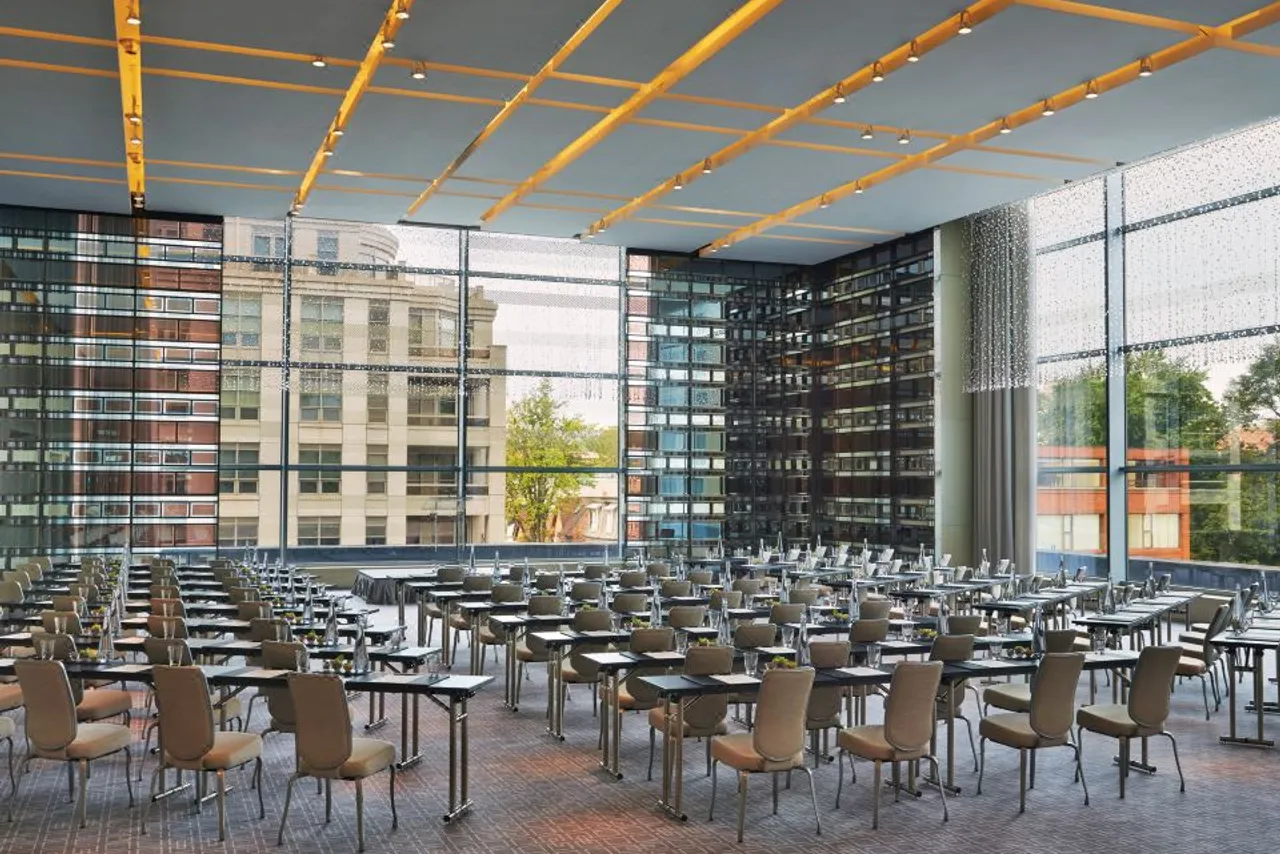Four Seasons Hotel Toronto — rooms and atmosphere