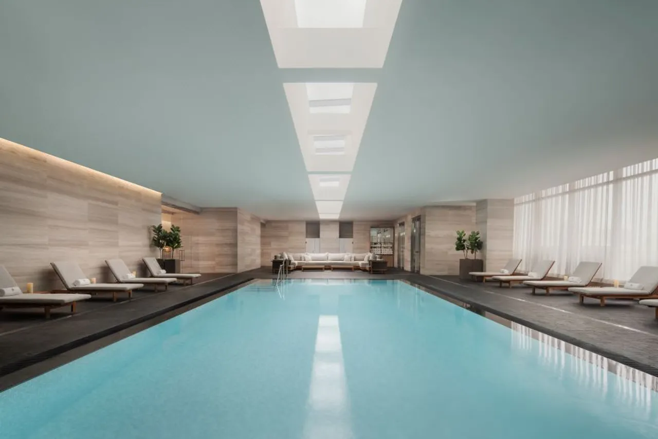 Four Seasons Hotel Toronto — rooms and atmosphere