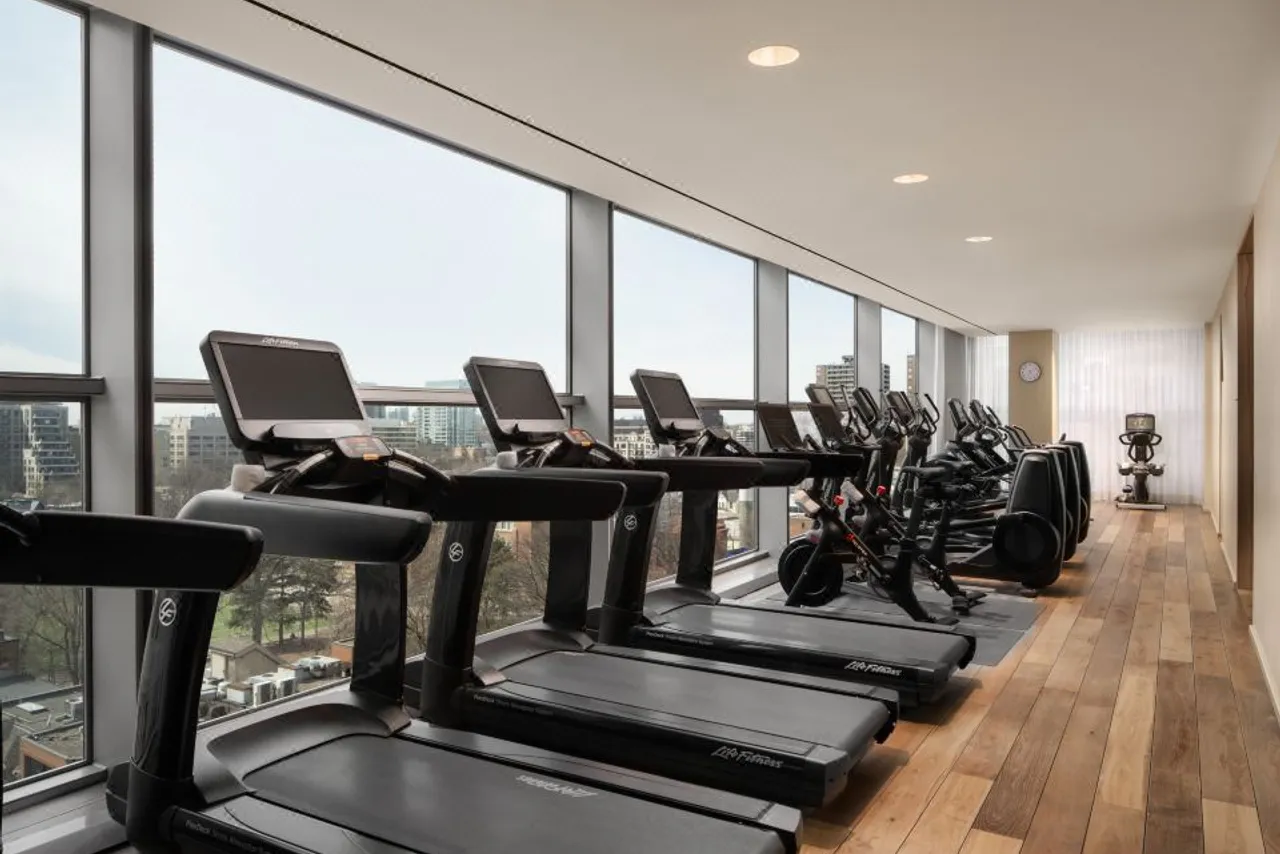 Four Seasons Hotel Toronto — rooms and atmosphere