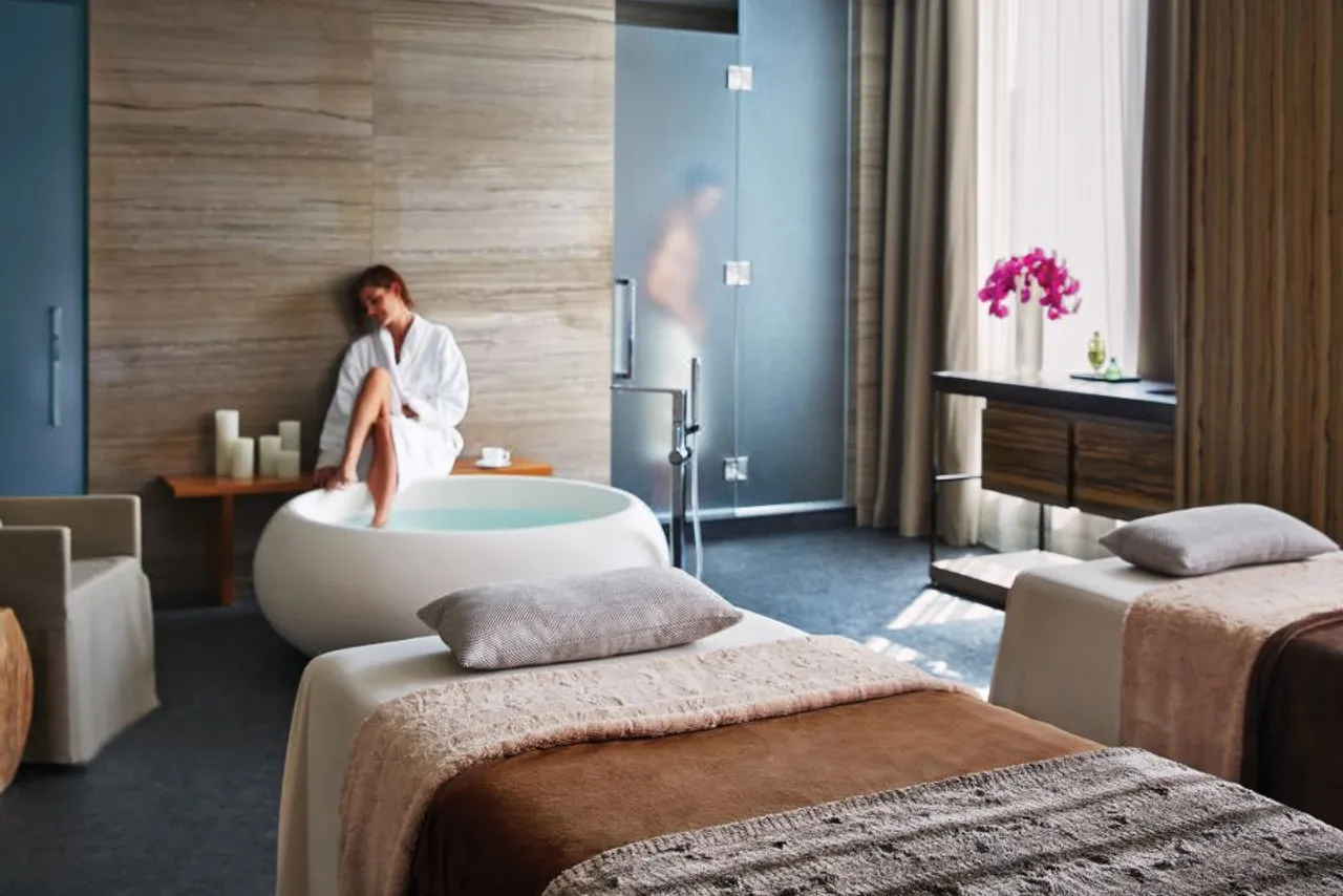 Four Seasons Hotel Toronto — rooms and atmosphere