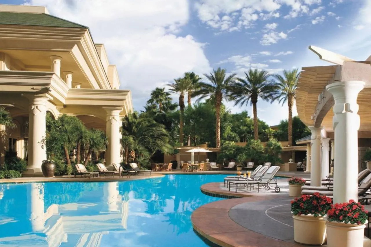 Four Seasons Hotel Las Vegas — rooms and atmosphere