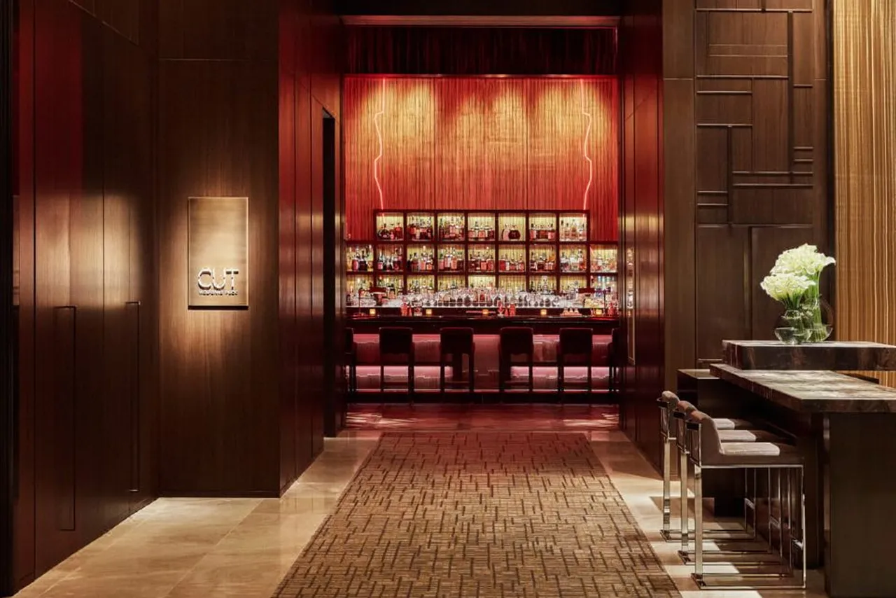 Four Seasons Hotel New York Downtown — rooms and atmosphere