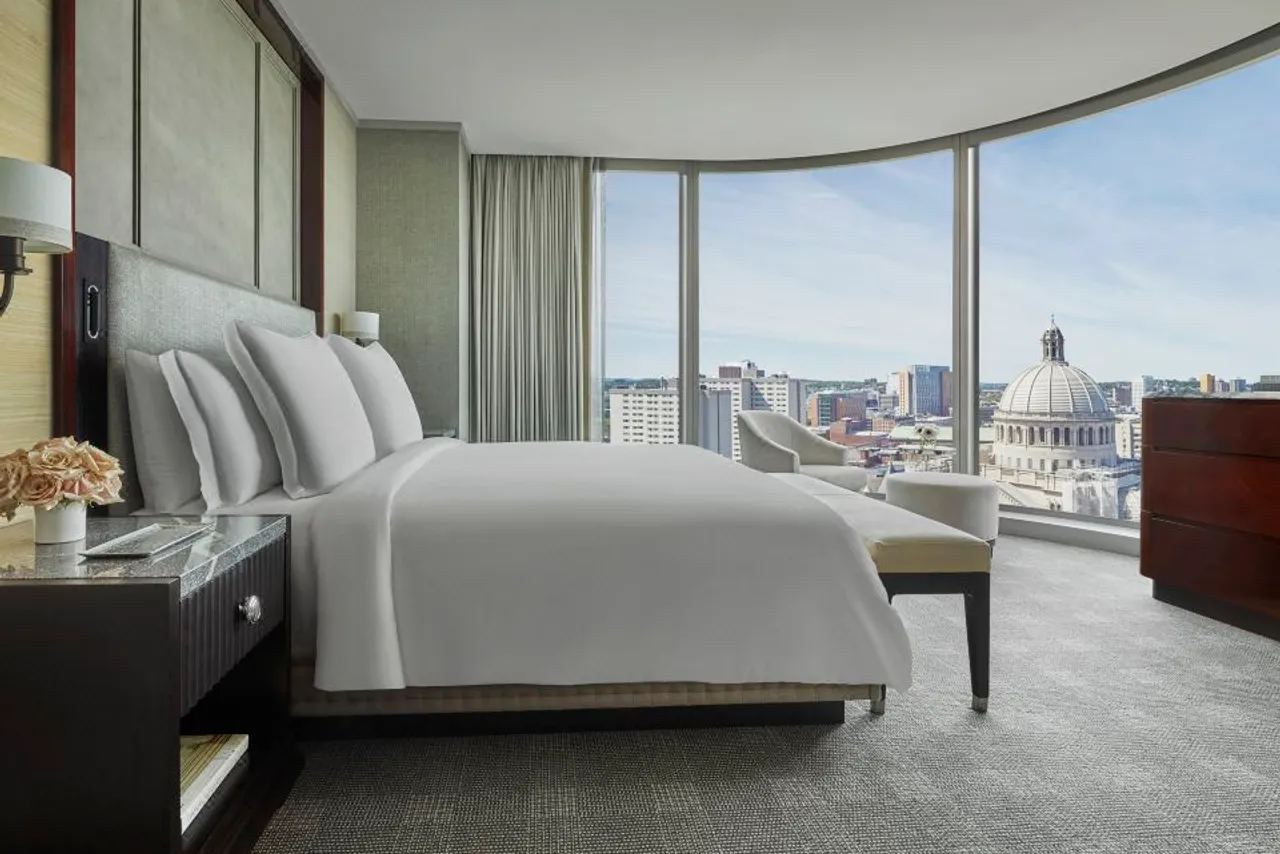 Four Seasons Hotel One Dalton Street, Boston — rooms and atmosphere