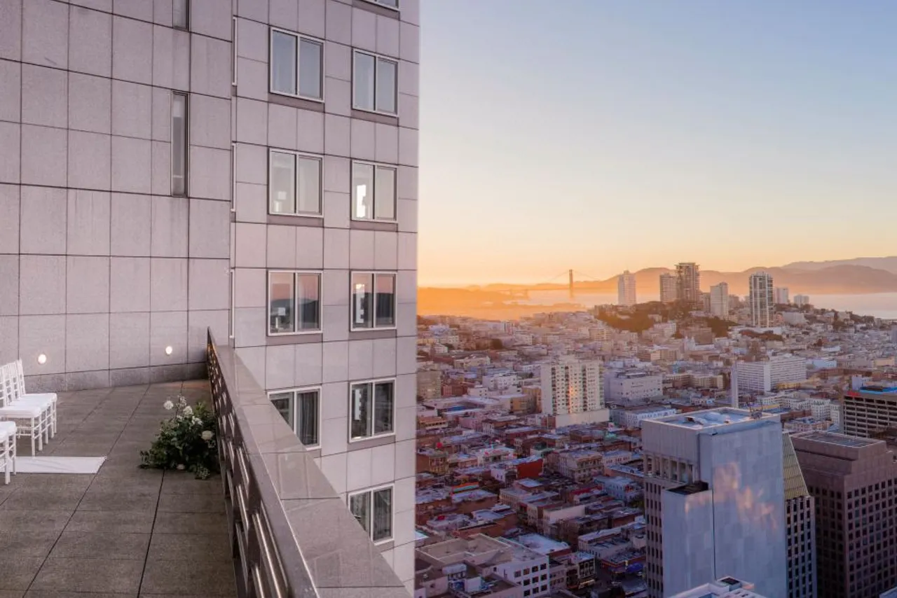 Four Seasons Hotel San Francisco at Embarcadero — rooms and atmosphere