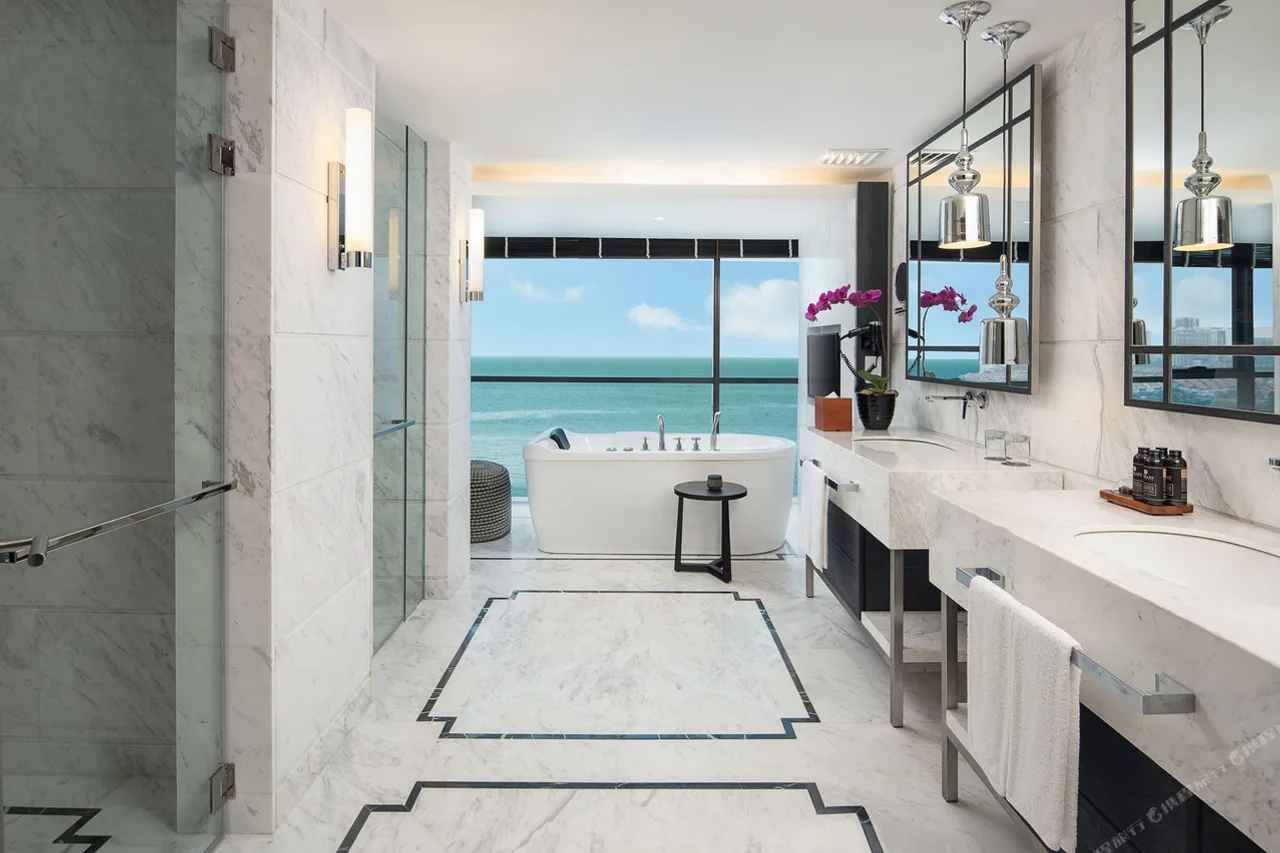G Hotel Gurney — rooms and atmosphere