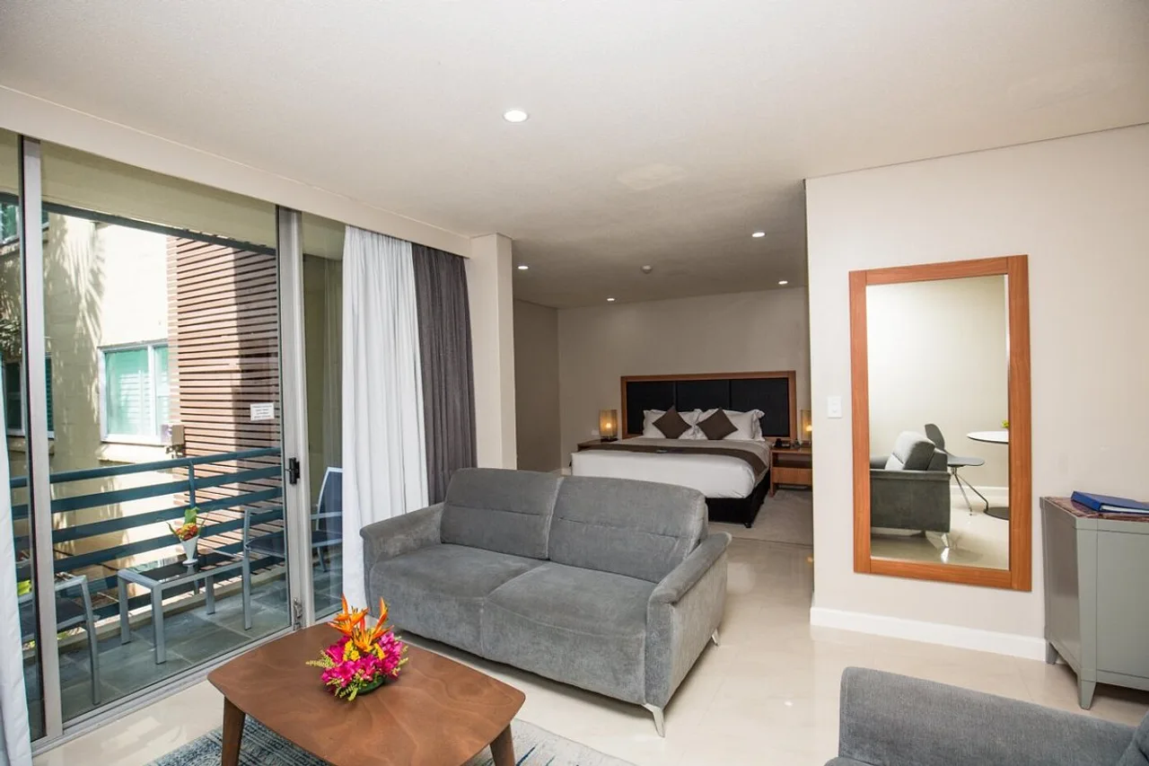 Gateway Hotel and Apartments — rooms and atmosphere