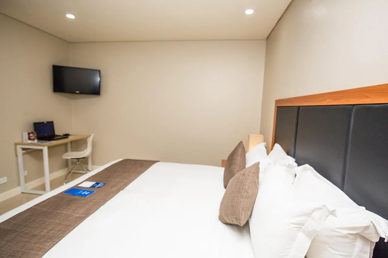 Gateway Hotel and Apartments — rooms and atmosphere