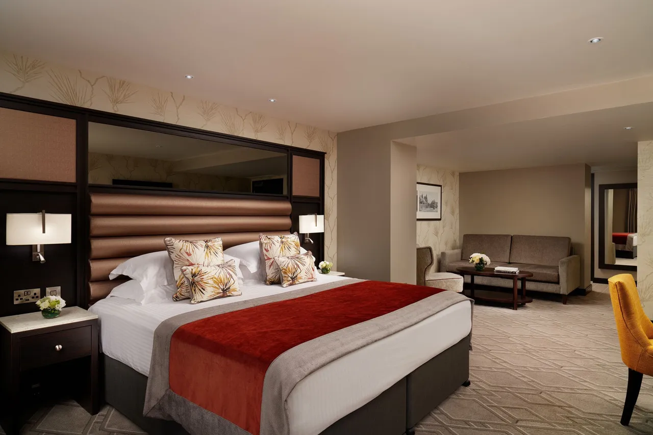 Grand Central Hotel Belfast — rooms and atmosphere