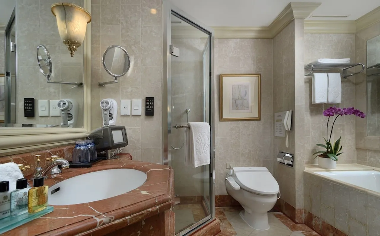Grand Hi-Lai Hotel — rooms and atmosphere